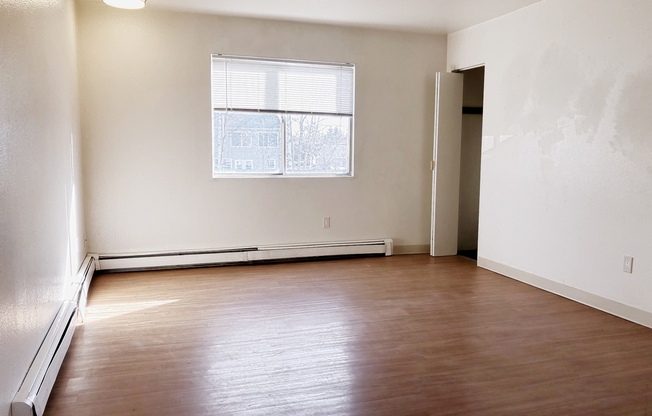 2 beds, 1 bath, $1,300, Unit 04