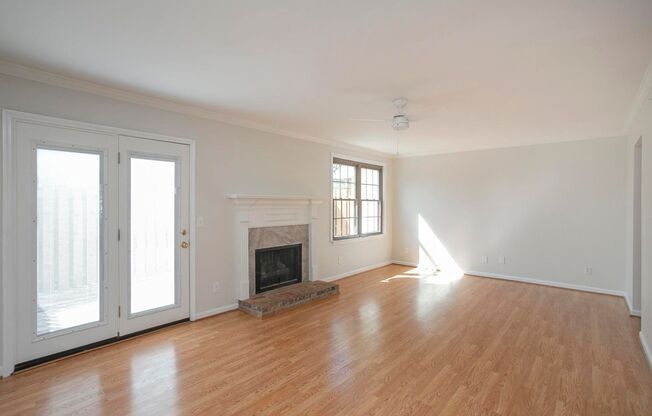 Beautiful 3 Bed Brentwood Townhome!