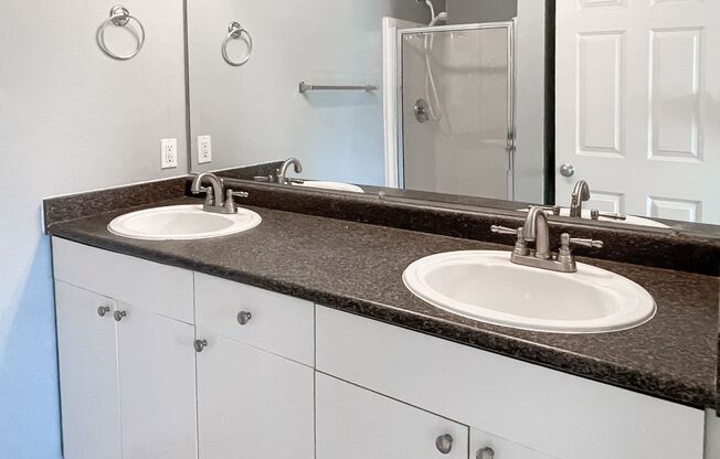 3 beds, 2 baths, $2,800, Unit Unit 320