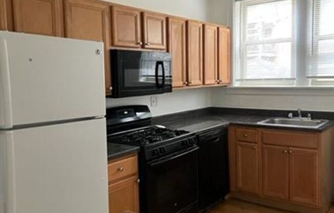 2232-48 W. Farwell / 6907-11 N. Oakley