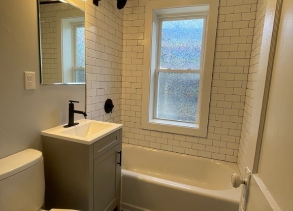 Studio, 1 bath, 317 sqft, $1,900, Unit 4