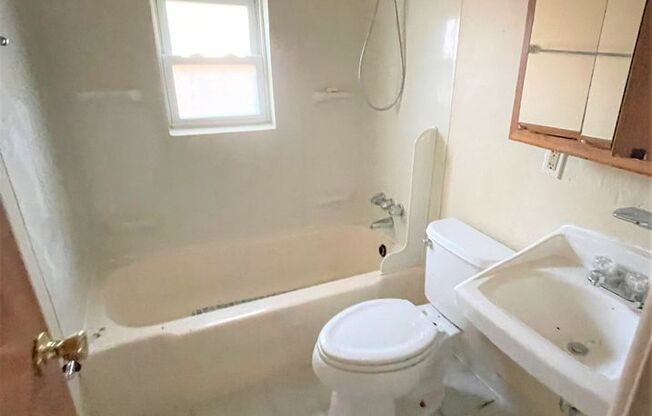 2 beds, 1 bath, 888 sqft, $1,000, Unit 435