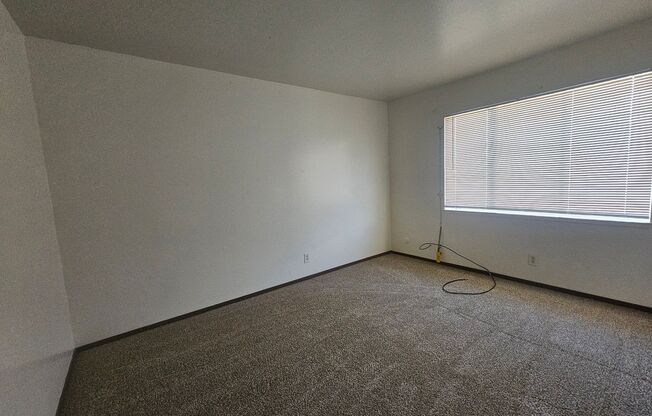 2 beds, 1 bath, 950 sqft, $2,375, Unit 4831 Overend Ave