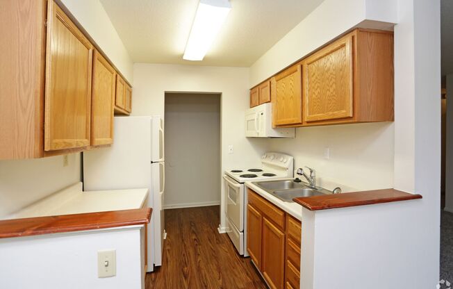 2 beds, 1 bath, 900 sqft, $940, Unit 37