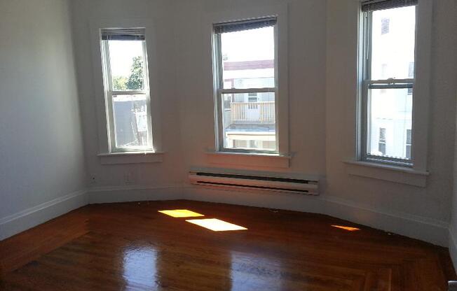 3 beds, 1 bath, $3,300, Unit 3