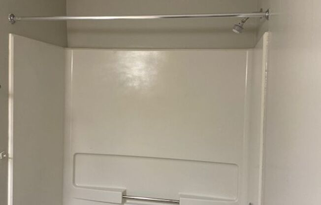 1 bed, 1 bath, 844 sqft, $975, Unit 17