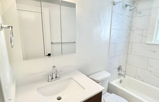 Studio, 1 bath, 425 sqft, $1,149, Unit 04