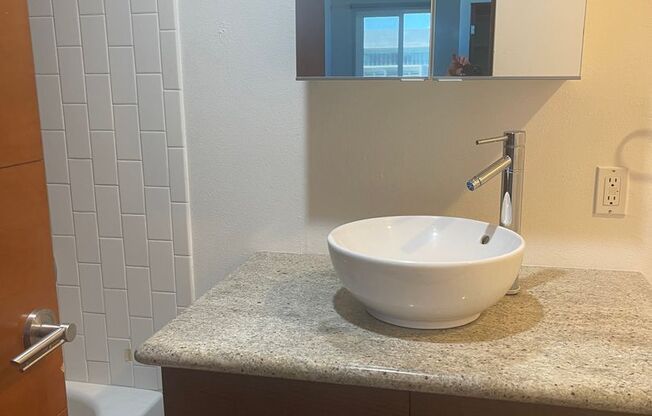 Trendy Loft Living Near The Arts District!