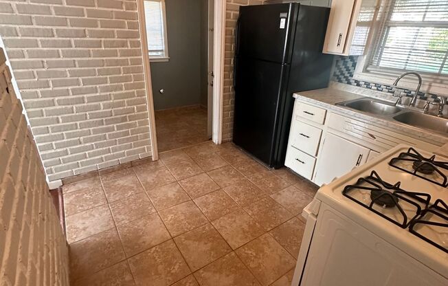 2 beds, 1 bath, $795