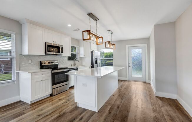 ** NEAR DOWNTOWN ** 2 BED / 2 BATH CONDO - LIKE NEW! - WATERFRONT - BOAT DOCK - ANNUAL RENTAL