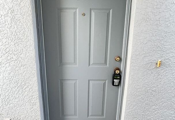 Newly renovated 3 bedroom/2.5 bath townhouse for rent located in the lovely gated community of Riverwalk at Waterside Condominiums!