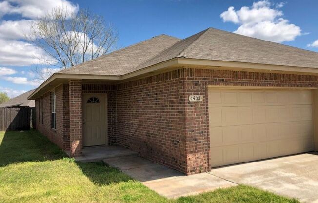 $200 off your move in by Oct 15th! Located in Edgewood Manor and in Mustang School District!, Nearby parks and shopping! 3 bed 2 bath duplex ready for move in!
