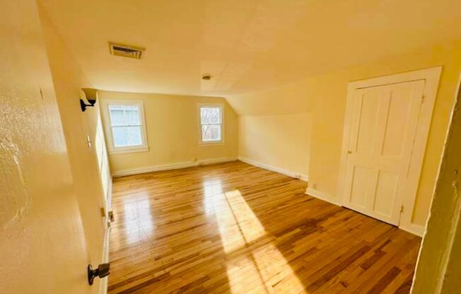 3 beds, 1 bath, $1,545, Unit 2S