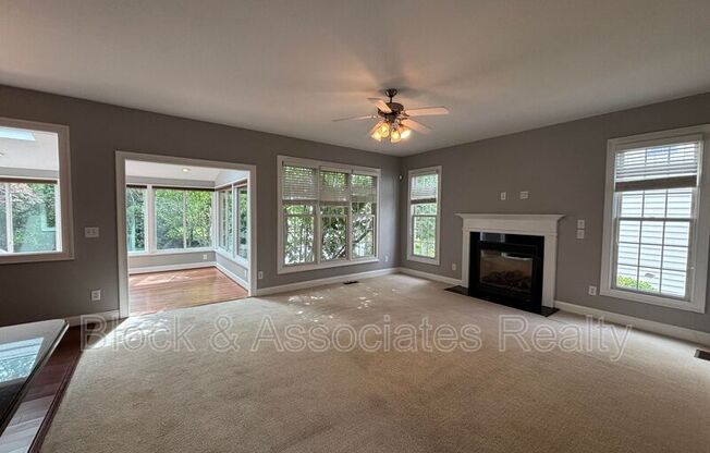 124 FACTORS WALK LN
