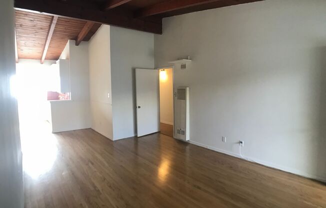 1 bed, 1 bath, 700 sqft, $2,695