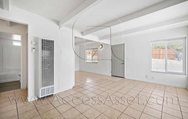 Charming Downstairs 2 Bed/1 Bath Unit With Front Lake View!