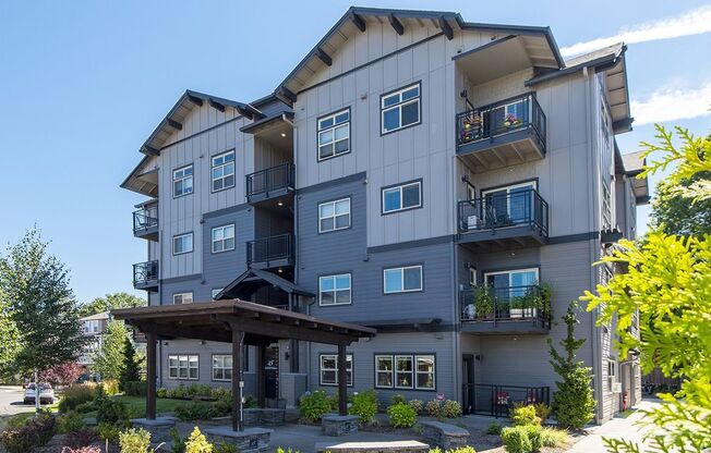 Stunning 1 Bed, 1 Bath Condo in Beaverton!! Access to Clubhouse, Community Pool, Gym and more!!
