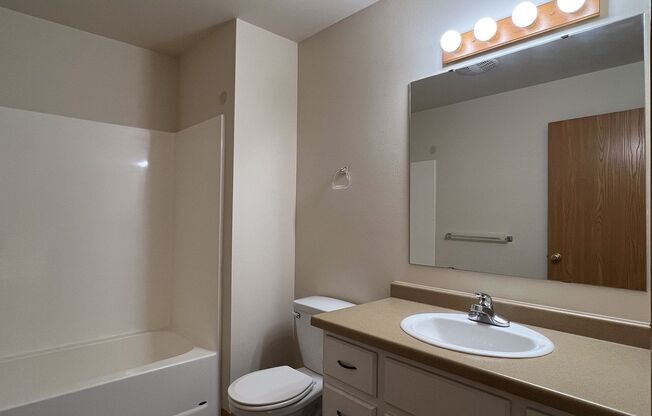 2 beds, 1 bath, 918 sqft, $995, Unit ME 2401-07