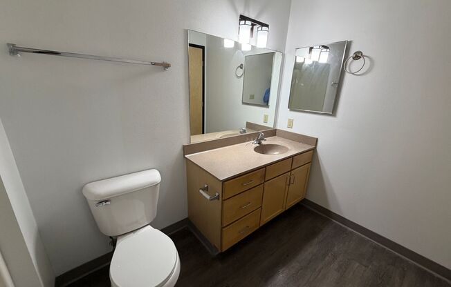 2 beds, 1 bath, 990 sqft, $1,900, Unit 601