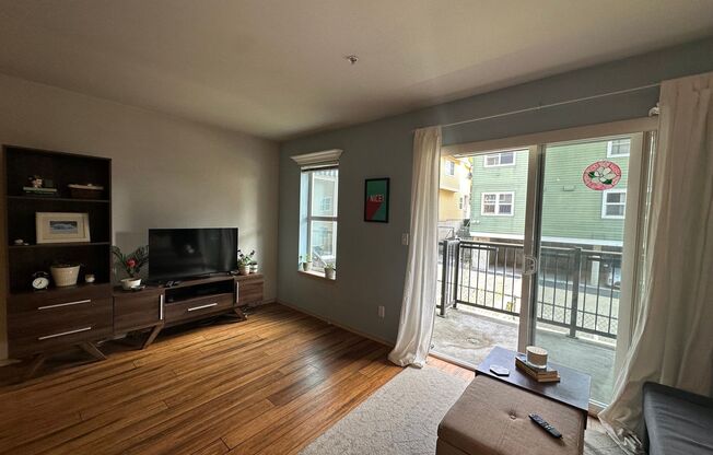 1 bed, 1 bath, $2,095, Unit # 201