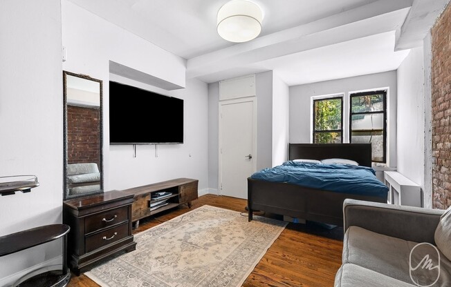 310 W 22 ST