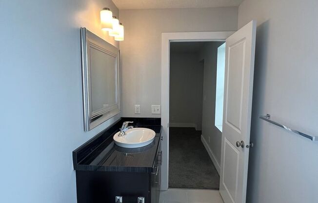 1 bed, 1 bath, 650 sqft, $1,295, Unit Unit 301 A650 Corner Unit w/Nook and Downtown View