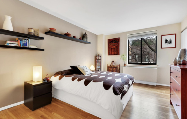 445 W 19 ST