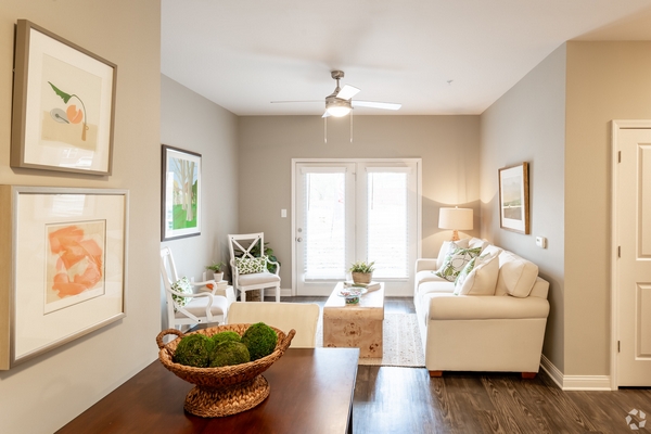 2BR, 2BA - 1,035 SF