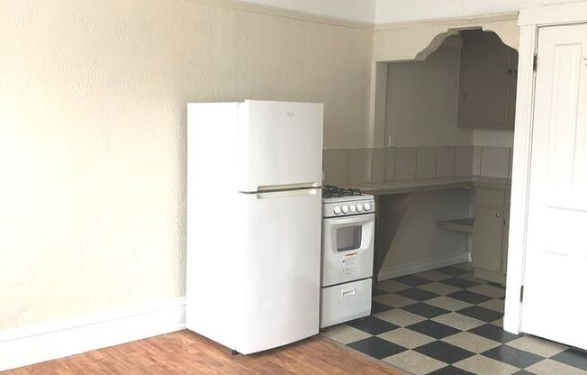 Studio, 1 bath, $775, Unit 20