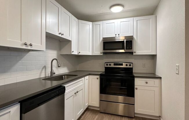 2 beds, 2 baths, 928 sqft, $1,495, Unit 1945 Peoria St #405