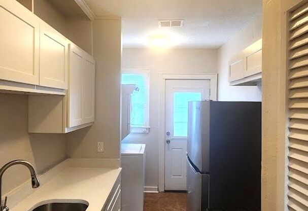 2 beds, 1 bath, 875 sqft, $1,050