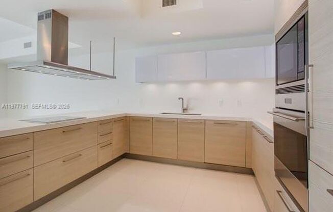 2 beds, 2 baths, 1,670 sqft, $5,500, Unit 17301 Biscayne Blvd unit 1103
