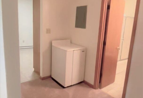 2 beds, 1 bath, 903 sqft, $1,340, Unit J-10