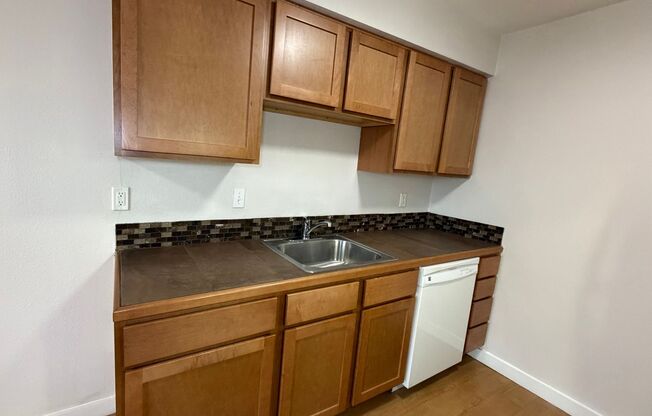 2 beds, 1 bath, 900 sqft, $1,145, Unit LAW13-106