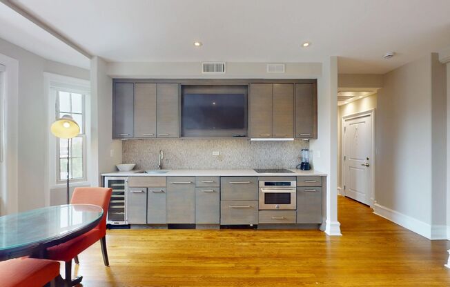 Dupont Circle Modern Studio Apartment In Historic Building W/Extra Storage!