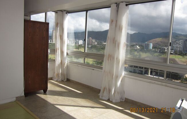 Large, Sunny, 11th Floor Condo W/Ala Wai/Mountain View, in Secure Building