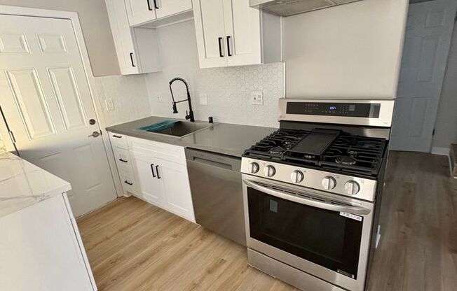 BEAUTIFUL 2 BEDROOM APARTMENT IN INGLEWOOD!! PARKING INCLUDED!