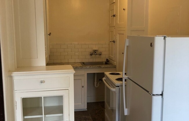 Studio, 1 bath, 495 sqft, $1,325, Unit 35