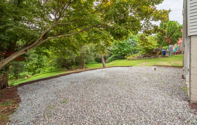 AVAILABLE AUG 1ST!! BEAUTIFUL 2-BEDROOM IN PENN HILLS!