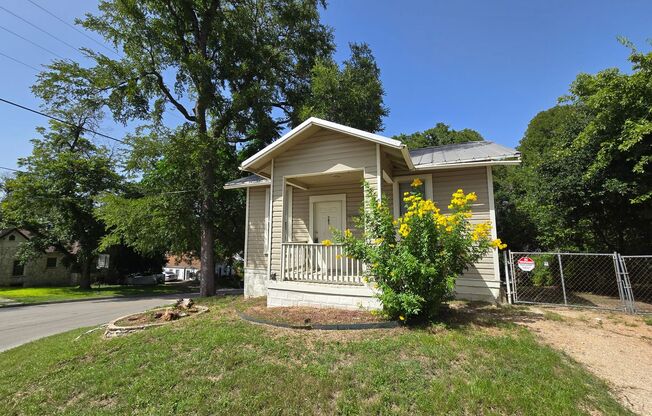 1/1  Walking Distance to Downtown Restaurants & Shopping & Farmers Market ! Corner Lot, Washer, Dryer & Fridge Included