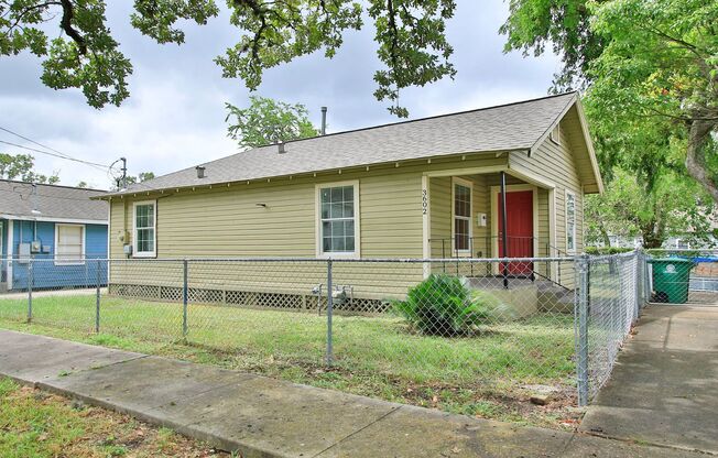 Move in ready!!  Charming 2 bed / 1 bath near downtown Houston.