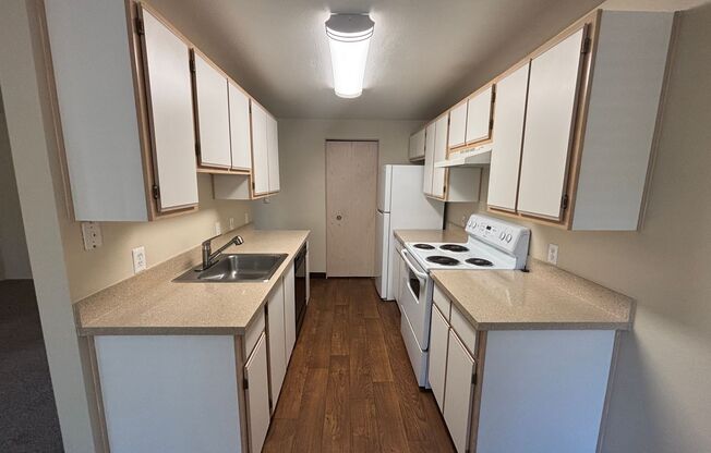 1 bed, 1 bath, 817 sqft, $1,300, Unit 137