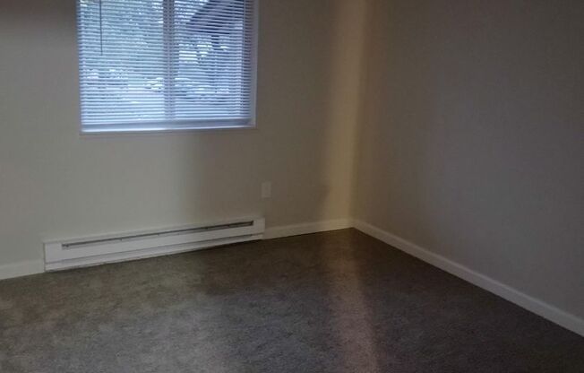 2 beds, 1 bath, 776 sqft, $1,325, Unit 090