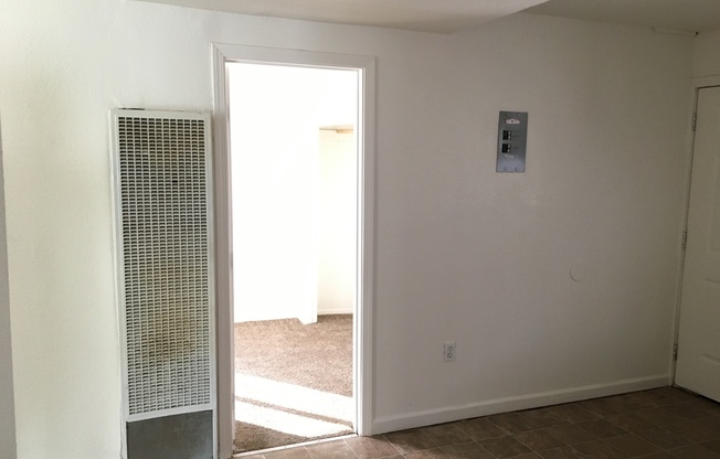 1 bed, 1 bath, $825, Unit B