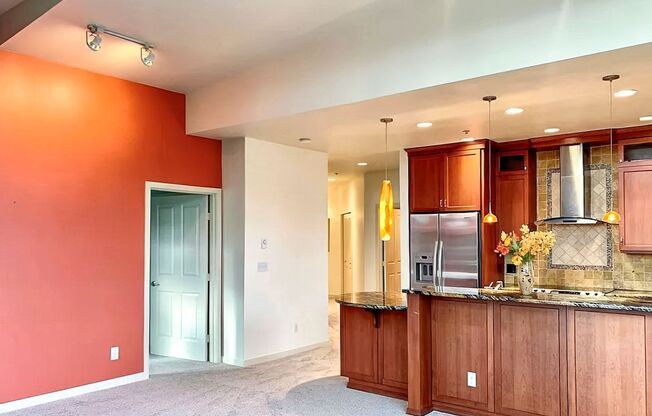 Penthouse condo in the ideal location in the heart of Redmond.