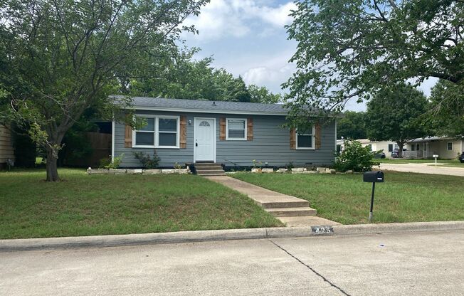 Centrally located Home in Hurst