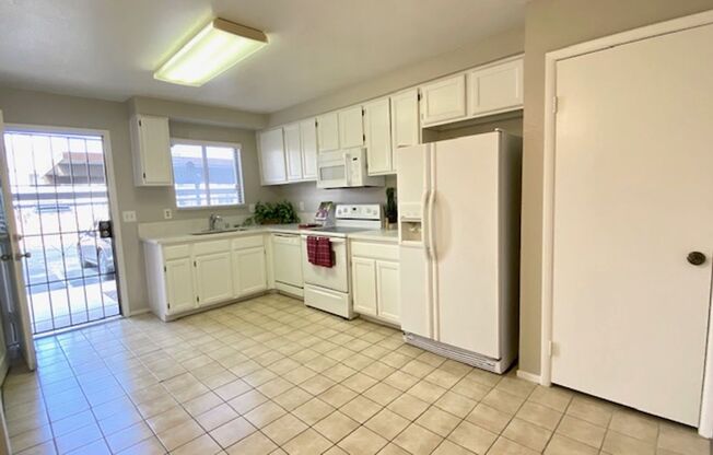 Great Chinatown Location. Move In Ready- townhome features 2 Beds and 1.5 Bath.