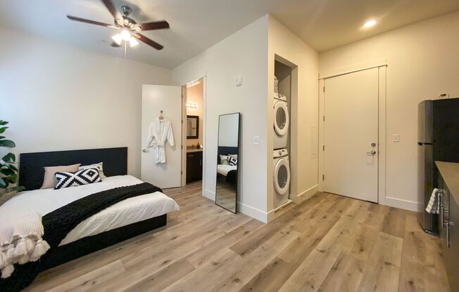 Studio, 1 bath, 242 sqft, $1,149, Unit 212