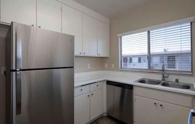 *OPEN HOUSE: 4/25 4-6PM* Spacious 2 BR in El Cajon with AC and Parking!