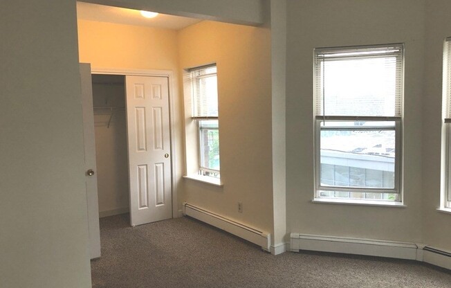 2 beds, 1 bath, 700 sqft, $3,300, Unit 6(3A)